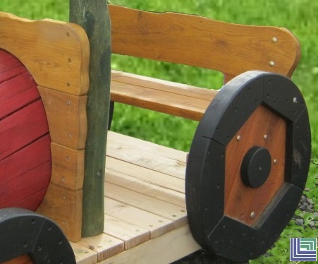 Die-Holzidee-Traktor in Wiese-Bild01 - Kopieff