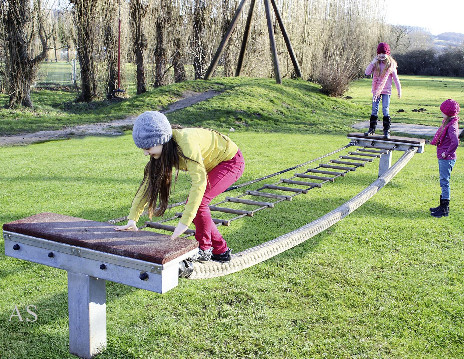 Balancierseil Seiltänzer mit Laufflächenseil Balanciertampen Kletternetz - Spiel- und Sportgeräte für Kindergarten und Kommunen |