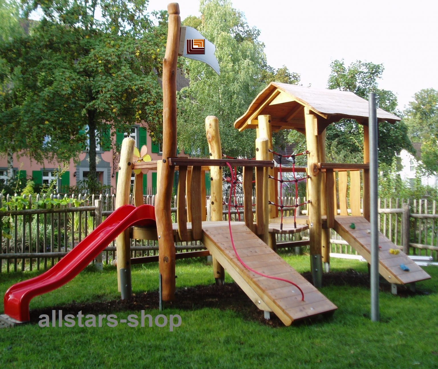 Spielkombination mit Spielhaus Stelzenhaus Terrasse 2 Türme 1 Dach