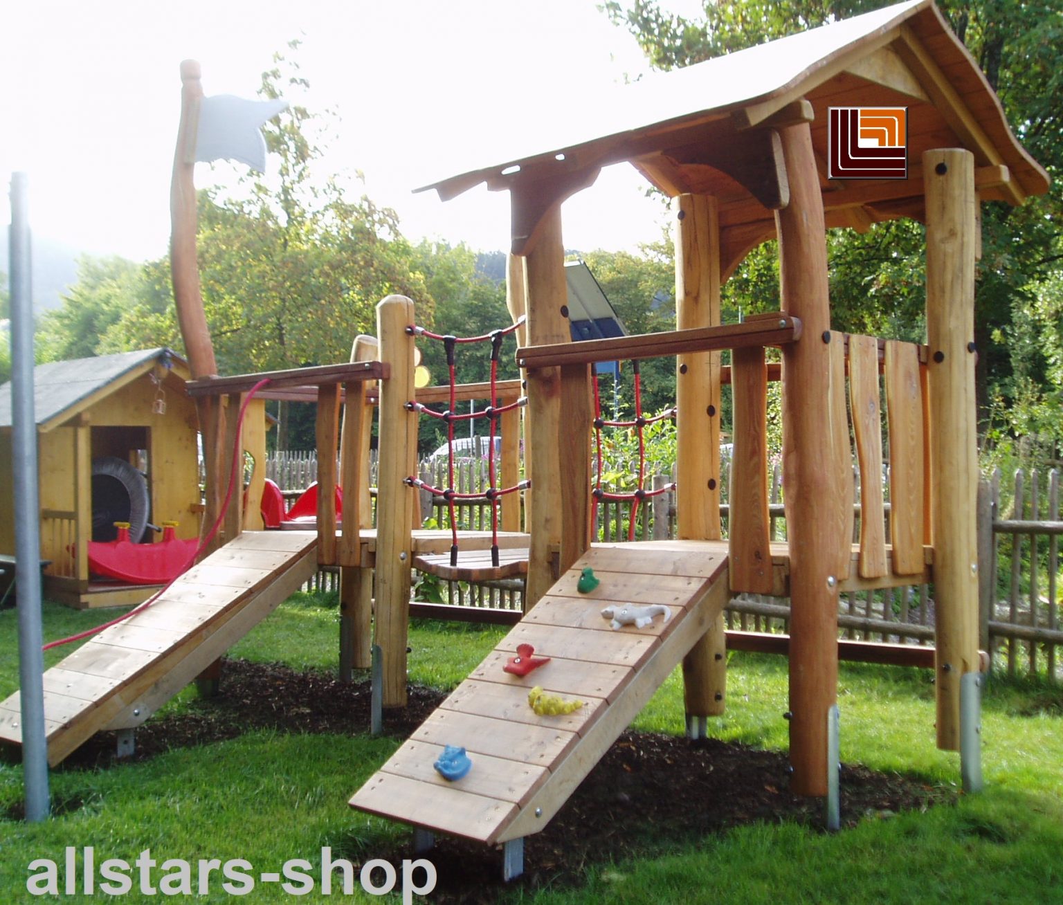 Spielkombination mit Spielhaus Stelzenhaus Terrasse 2 Türme 1 Dach