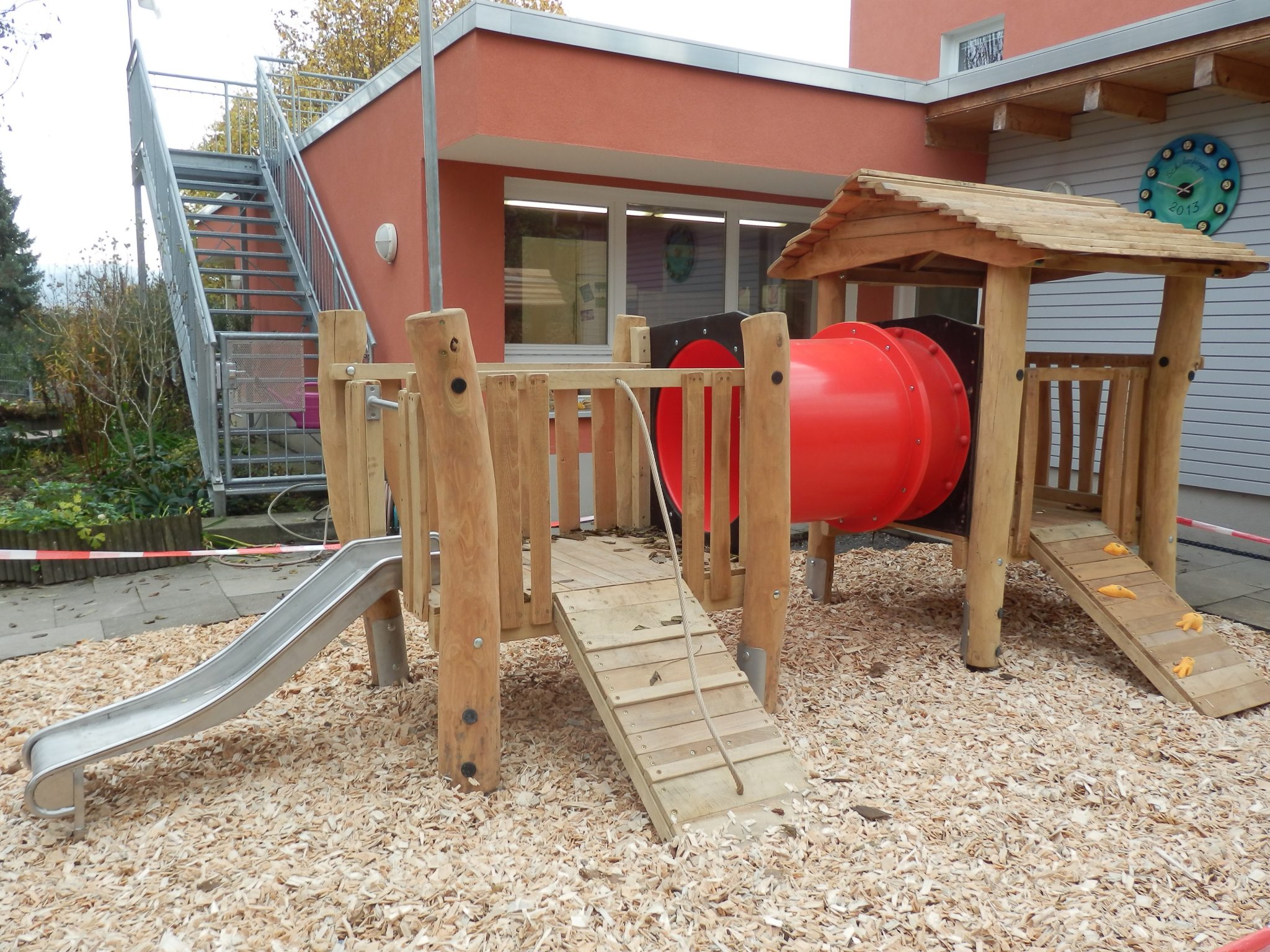 Spielkombination mit Spielhaus Stelzenhaus Terrasse 2 Türme 1 Dach